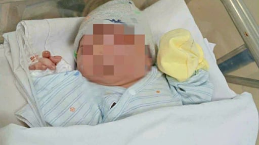 
Phát hiện bé gái sơ sinh bị bỏ rơi bên bờ kênh ở Bà Điểm