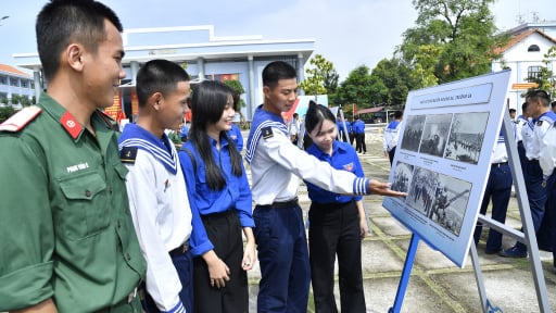 Trưng bày ảnh về “Hoàng Sa - Trường Sa” và Đại hội Đại biểu Đảng bộ Vùng 2, Quân chủng Hải quân