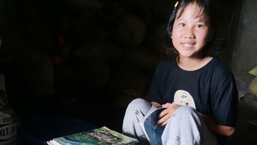 'Nhìn con lấy ghế làm bàn học, mưa gió sách vở ướt hết, tôi xót lắm'