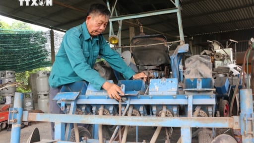 Một ông nông dân Long An sáng chế máy gieo hạt khiến cả làng phục sát đất