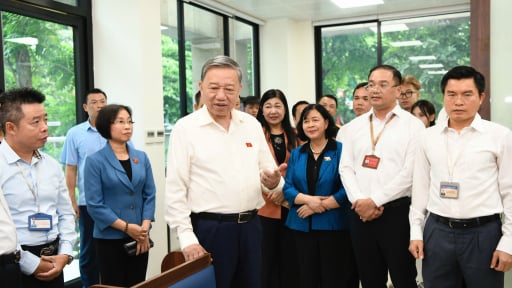 Hình ảnh Tổng Bí thư Tô Lâm tiếp xúc cử tri TP Hà Nội sau kỳ họp thứ 9 