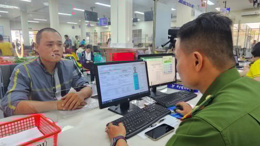 Người dân TP.HCM đi làm CCCD, cập nhật tài khoản định danh điện tử mức 2, toàn bộ quy trình cho 5 người chỉ 15 phút