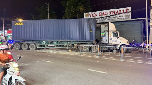 Container cày nát hơn 3m dải phân cách, chắn ngang đường, giao thông ùn ứ ở xã Đông Thạnh