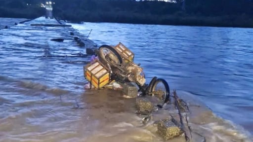 Đi qua cầu tràn khi nước dâng cao chảy xiết, 1 người chạy xe máy bị cuốn mất tích