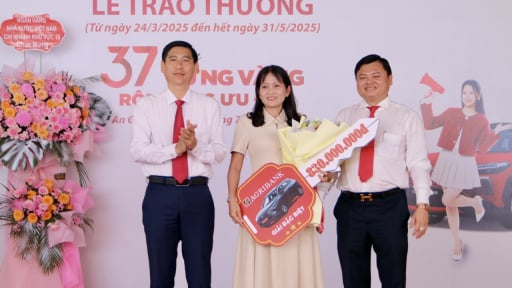 Một khách hàng thuộc Agribank Chi nhánh Kiên Giang 2 trúng giải Đặc biệt xe ô tô Toyota Corolla Cross 1.8V