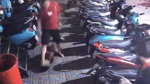 Xác minh clip người đàn ông liên tục đánh, dùng chân đạp vào đầu 2 thiếu niên