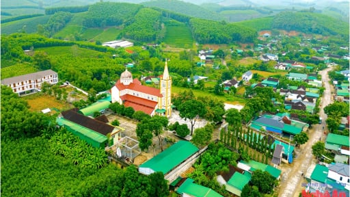 Hàng nghìn đồng bào Công giáo ở Nghệ An hiến đất làm đường, góp hàng chục tỷ đồng để làm đẹp làng quê
