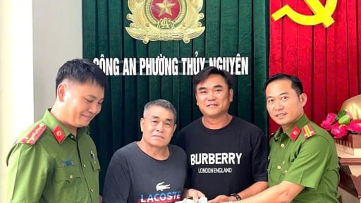 Người đàn ông vui mừng tìm được tài sản đã mất trên loa phóng thanh