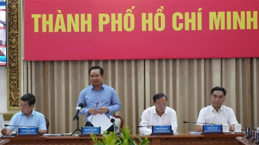 Chủ tịch TP.HCM: Cán bộ phải bỏ tư quy 'quan - dân', đặt lợi ích người dân trên hết