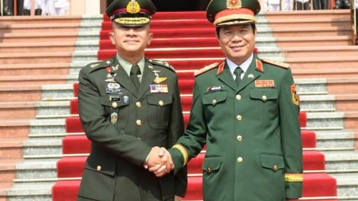 Đại tướng Nguyễn Tân Cương trao đổi về tình hình khu vực với Tư lệnh Lực lượng Quốc phòng Thái Lan