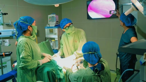 Giật mình vì dị vật vùng kín khiến bé 7 tuổi viêm nhiễm cả năm
