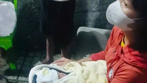 Bé trai sơ sinh được quấn trong túi nhựa, bị bỏ rơi trên đường ở xã Xuân Thới Sơn