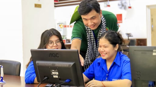 “Áo xanh” tình nguyện xuống phố, gỡ khó cho người dân trong mô hình chính quyền hai cấp