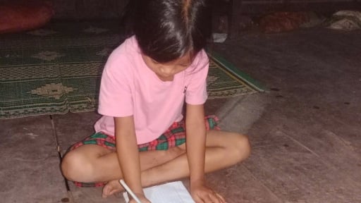 'Gồng gánh' nuôi cháu học giỏi, ông ngoại ước mơ về một chiếc bàn học 