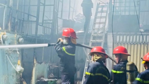 Cháy nhà trọ trên đường Đỗ Mười (quốc lộ 1A), thiệt hại tài sản lớn, kẹt xe nghiêm trọng
