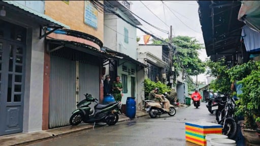 Nam sinh viên chết bất thường trong phòng trọ ở phường Tân Tạo, công an phong tỏa hiện trường điều tra nguyên nhân