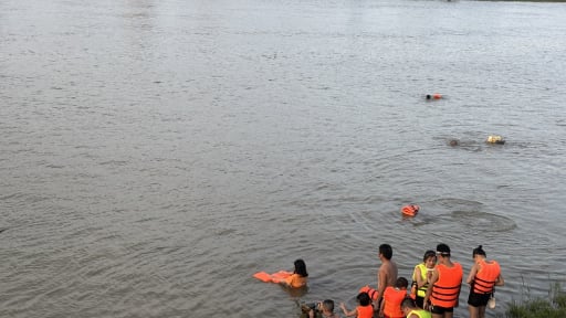 Nắng nóng như rang, người dân đổ xô ra sông bơi lội giải nhiệt: Cảnh báo nguy hiểm