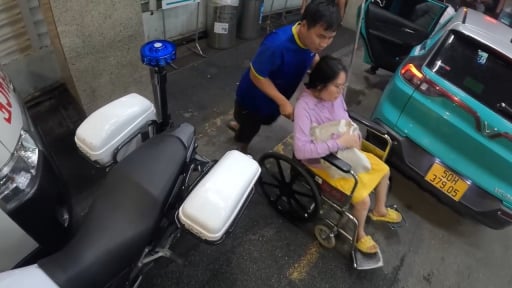 Ấm lòng CSGT TP.HCM mở đường, người dân tạo 'luồng xanh' đưa sản phụ đi sinh