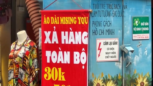 Hà Nội: Tái diễn cảnh vẽ bậy lên bốt điện sau khi những bức họa phai màu