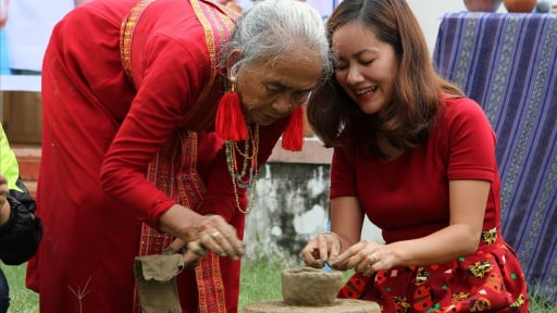 Những người thợ làm gốm ở một ngôi làng của tỉnh Khánh Hòa mỗi ngày phải đi giật lùi... 10km để làm gì?