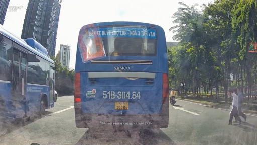 CSGT lập biên bản vi phạm hành chính với tài xế xe buýt dừng xe giữa đường, đón khách