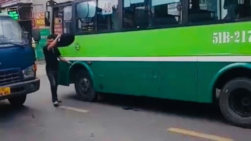 Mâu thuẫn giao thông, tài xế xe buýt bị nam thanh niên lái xe tải cầm hung khí đe dọa, cầm đá đập vào đầu 