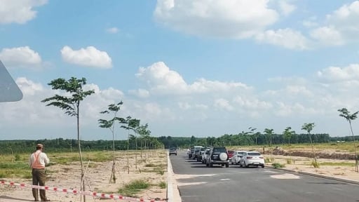 Người đàn ông mặc áo Grab tử vong tại bãi đất trống trong khu công nghiệp, trên người có vết máu