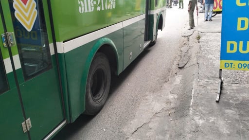 
Vụ tài xế xe buýt bị nam thanh niên lái xe tải cầm hung khí đe dọa: Triệu tập 2 tài xế, dựng lại hiện trường