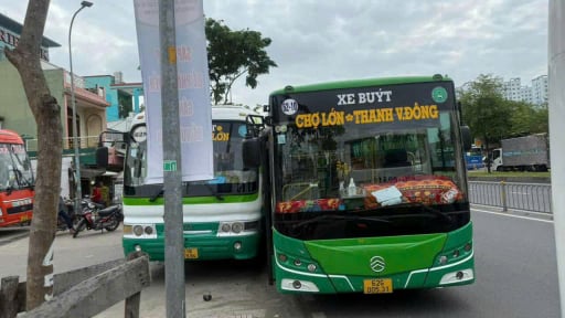 Tây Ninh: Hai xe buýt giành rước khách, ép nhau văng lên vỉa hè