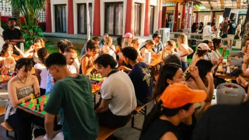Giới trẻ Singapore đi bar từ 2h chiều