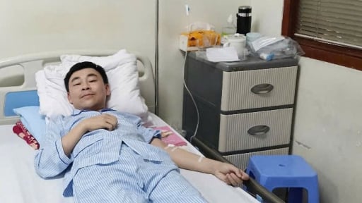 'Nghe con thơ mong bố chóng khỏi bệnh, lòng tôi đau như cắt'