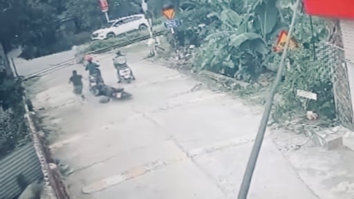 Chàng trai Hải Phòng vứt cả xe máy, lao mình giành lại bé trai trước mũi tàu