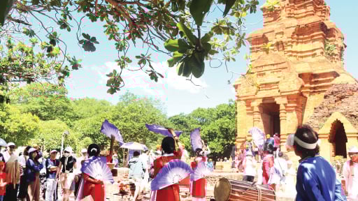 Ở một tháp Champa của tỉnh Lâm Đồng mới, du khách đang nhộn nhịp lên xem 