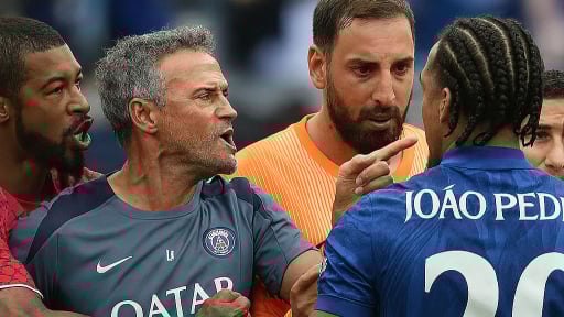HLV Luis Enrique tát Joao Pedro sau trận chung kết FIFA Club World Cup 2025™
