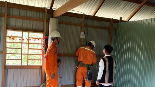 Bà con làng Canh Tiến được hướng dẫn sử dụng điện an toàn, tiết kiệm