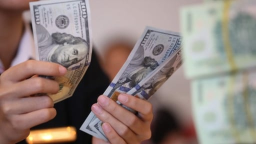 Giá USD hôm nay 15/7: Tỷ giá trung tâm đảo chiều tăng mạnh