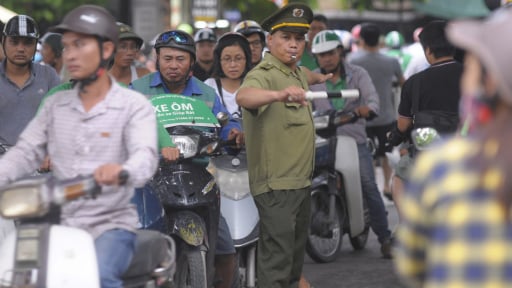 Hà Nội hỗ trợ người dân như thế nào khi cấm xe máy chạy xăng vào Vành đai 1?