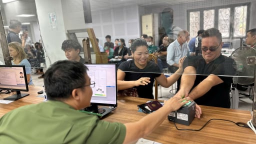 Cấp định danh điện tử cho người nước ngoài, mỗi ngày tiếp nhận khoảng 400 hồ sơ, cán bộ làm việc đến đêm