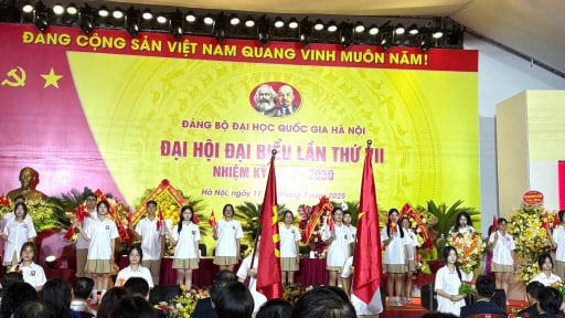 Nữ sinh xinh xắn, học giỏi phát biểu trong Đại hội Đại biểu Đảng bộ Đại học Quốc gia Hà Nội