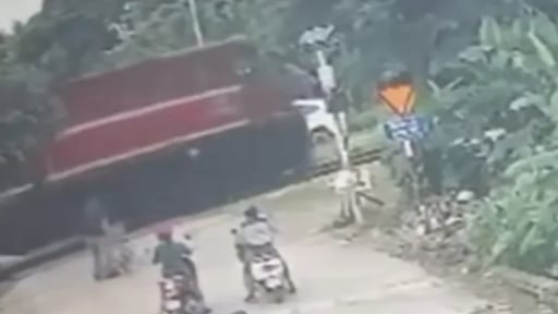 Thành đoàn Hải Phòng biểu dương nam tài xế cứu cháu bé thoát chết trước mũi tàu hỏa trong gang tấc