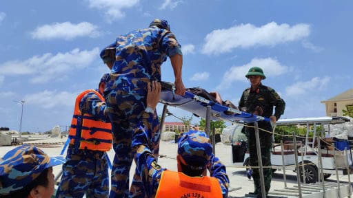 Khánh Hòa: Tàu Hải quân vượt sóng lớn đưa 2 ngư dân bị bệnh nặng từ đặc khu Trường Sa về đất liền