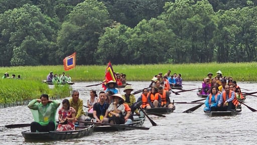 Ninh Bình: Du khách mắc kẹt trên thuyền ở Tam Cốc đã vào bờ an toàn