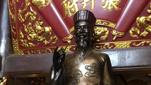 Vị danh sĩ nước Việt nào được ví như 'núi cao, sao sáng làng nho'?