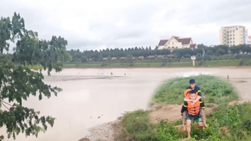 Toàn cảnh công an phía Tây Quảng Ngãi vượt dòng sông Đăk Bla cứu sống 2 người đuối nước