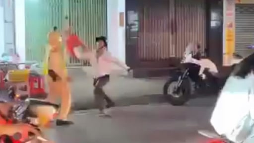 Người đàn ông vung ghế tấn công CSGT sau khi bị kiểm tra nồng độ cồn ở TP.HCM