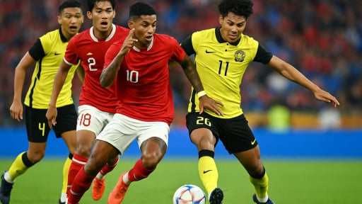 Hòa U23 Malaysia, U23 Indonesia đứng đầu bảng A