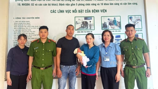 Lào Cai: Một bé gái sơ sinh bị bỏ rơi ven đường cùng tờ giấy ghi lời nhắn 