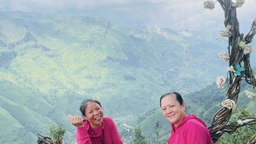 Hai cô giáo nghỉ hưu 'phi' xe máy đến quán cà phê treo giữa trời, đối mặt “khúc cua tử thần” giữa vách đá và vực sâu