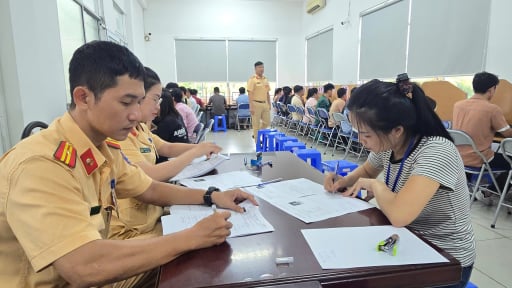Gần 60.000 hồ sơ tồn đọng, CSGT TP.HCM tăng ca đến khuya phục vụ thi sát hạch
