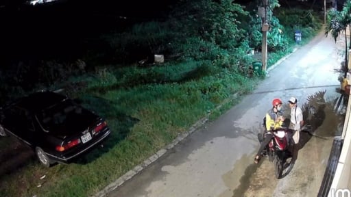 Người đàn ông mặc áo xe ôm công nghệ giật hơn 100 tờ vé số của một người khuyết tật ở TP.HCM